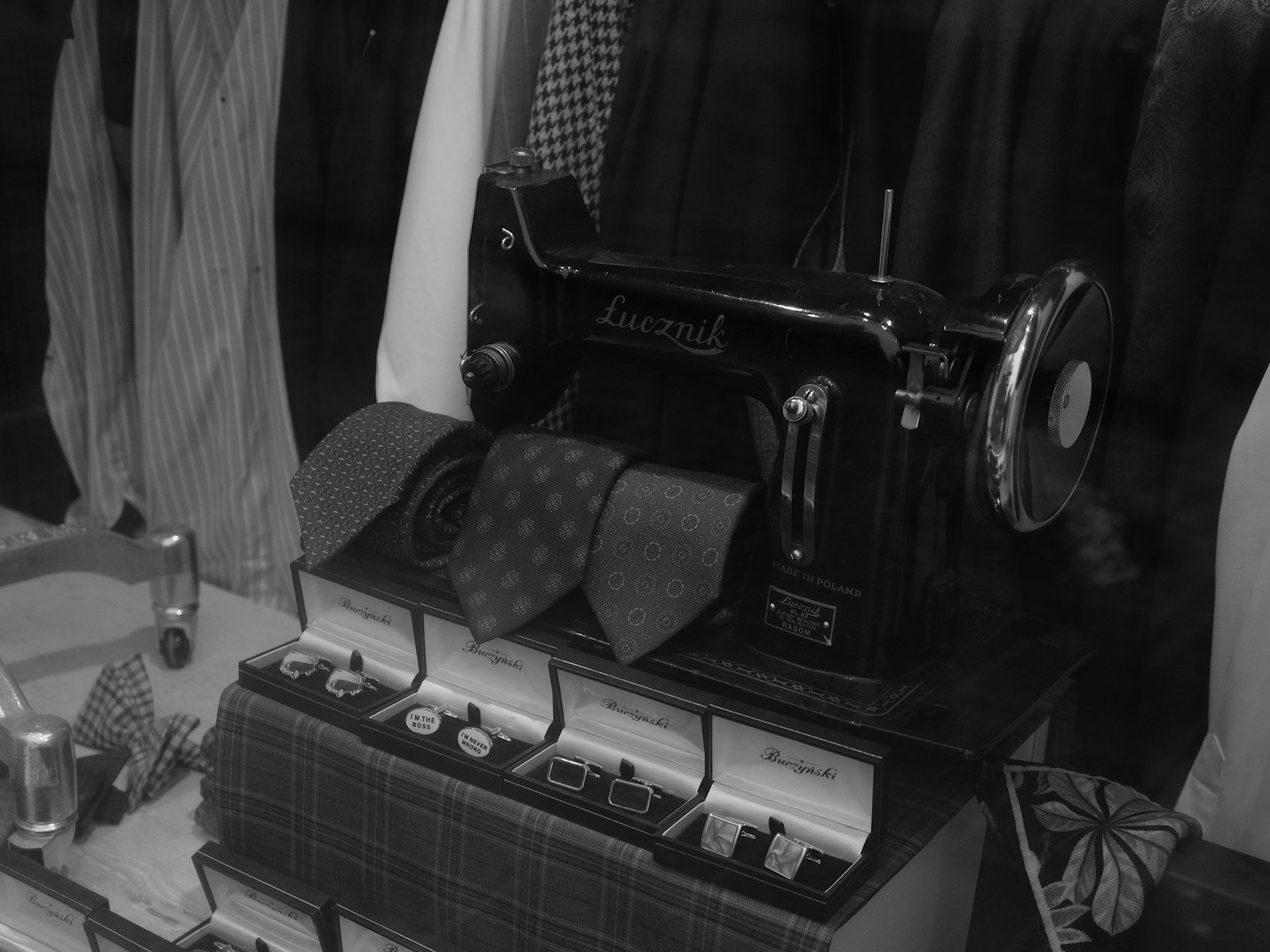 Macchina da cucire e tessuti in una sartoria